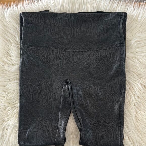 SPANX Faux Leather Black Textured Leggings Size M - Picture 3 of 9